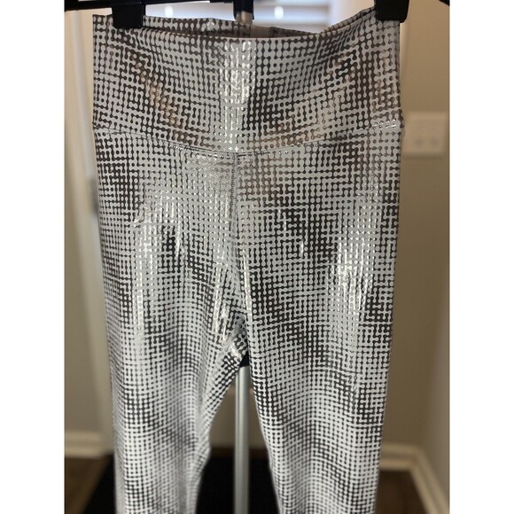 Peloton women’s leggings- Large- NWT-Show UP foil color - Picture 5 of 16
